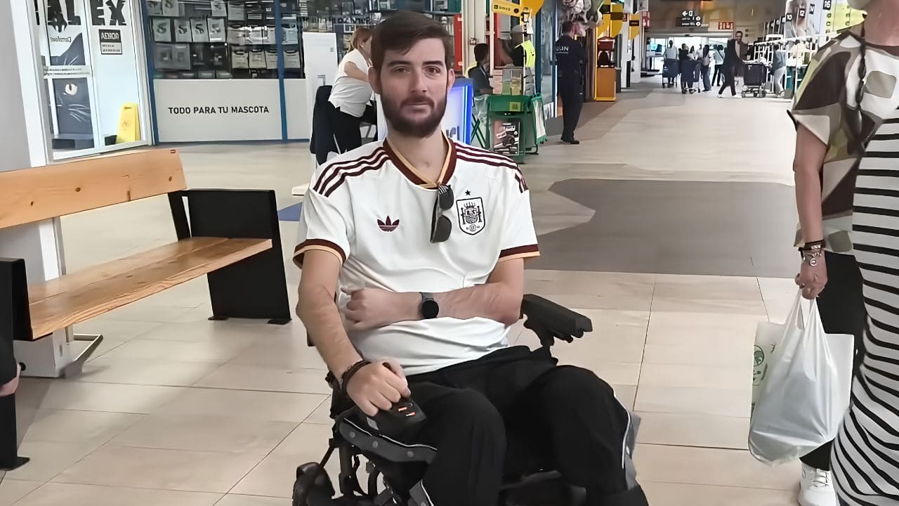 Antonio, creador de contenidos con discapacidad y usuario de silla de ruedas