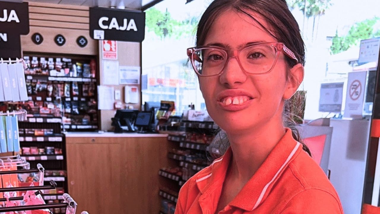 Arwen, trabajadora con discapacidad