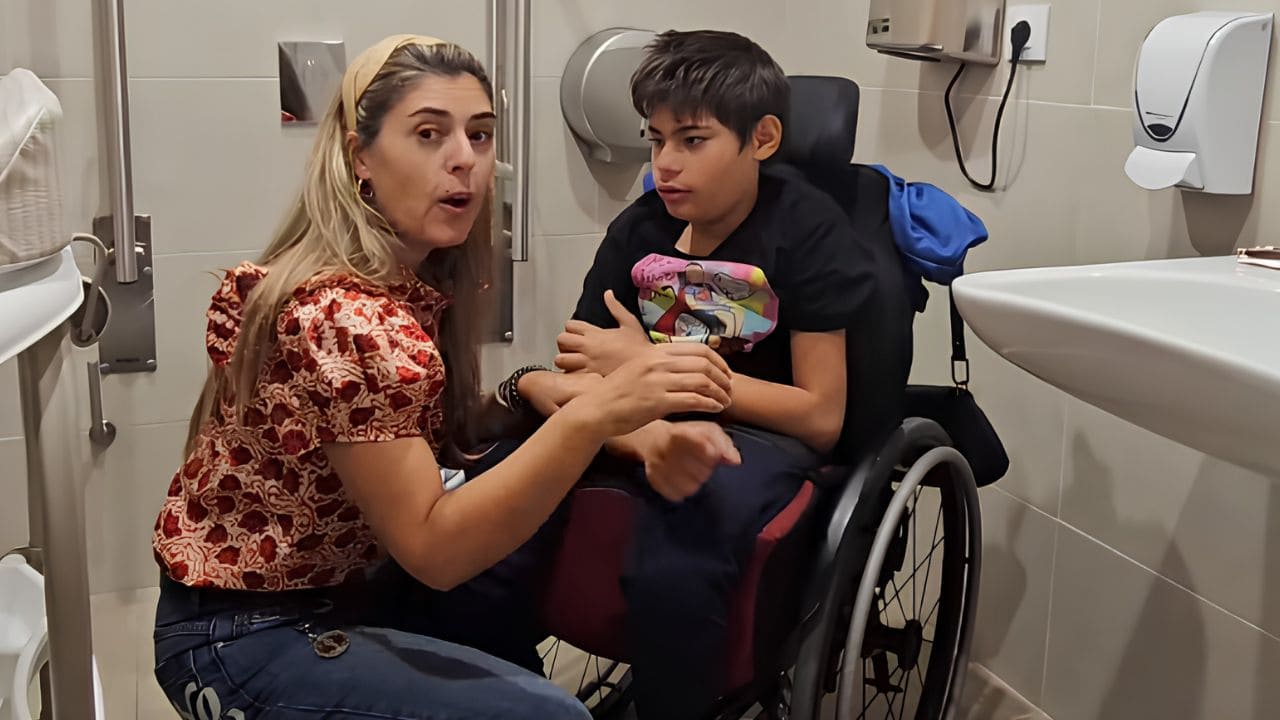 Cristina reclama camillas para cambiar a niños y jóvenes con discapacidad en baños públicos