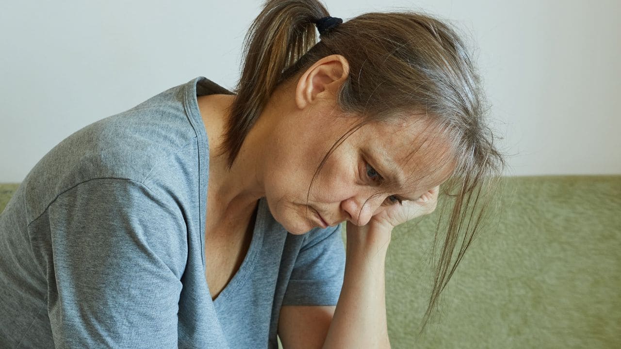 Mujer con depresión falta psicólogos Seguridad Social