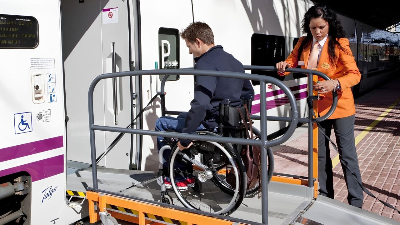 Las personas con un grado de discapacidad del 33% podrán viajar con descuentos en los trenes de Renfe