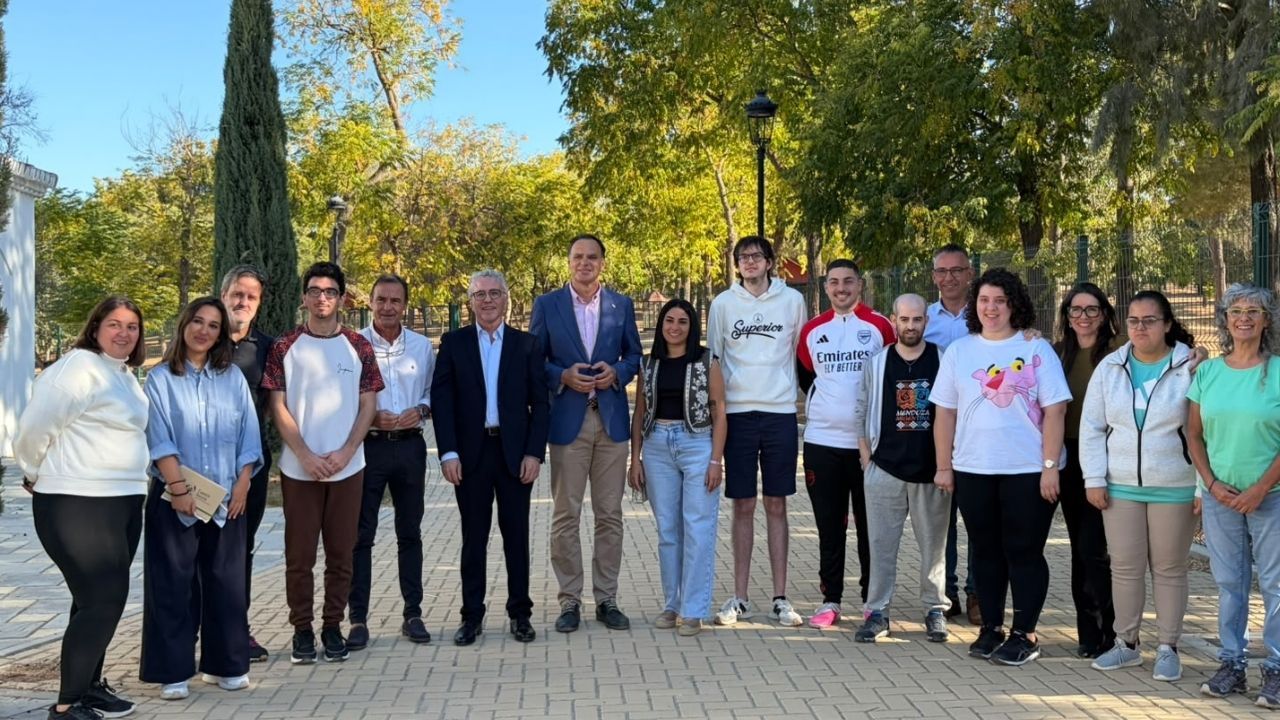 Diez jóvenes con discapacidad se forman en jardinería durante un año mientras recuperan el Parque de San Benito de Lebrija
