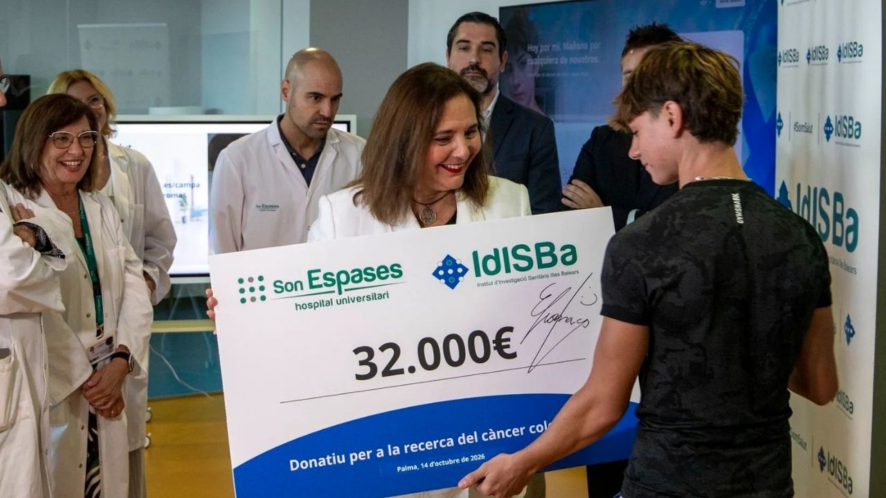 El youtuber El Cromas entrega 32.000 euros a Son Espases para investigar el cáncer colorrectal tras ser operado de colon