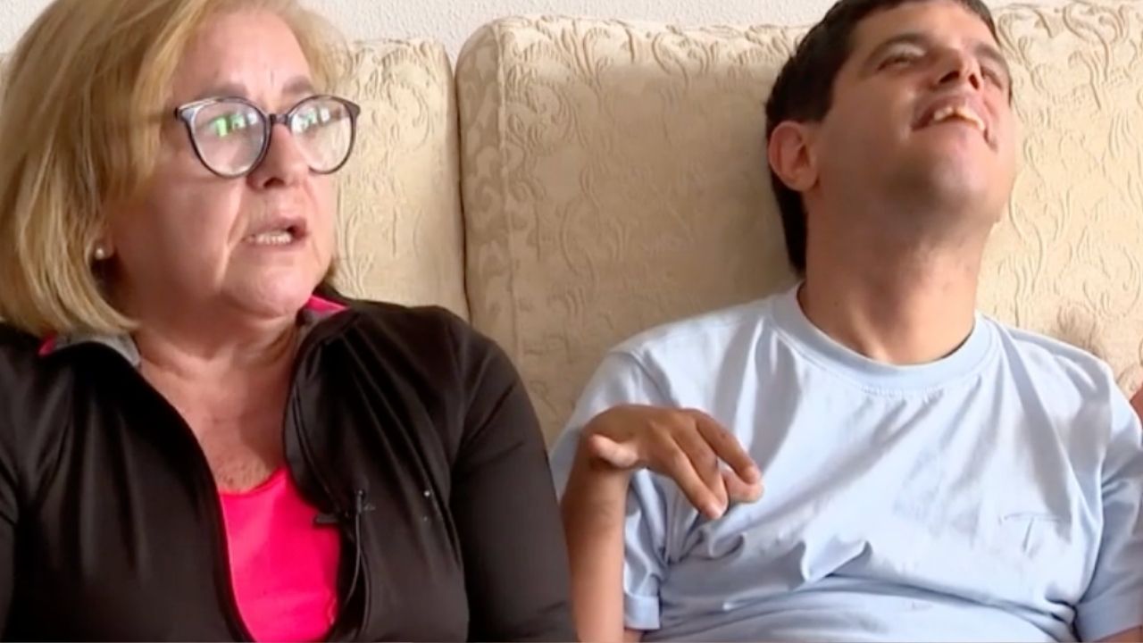 Encarni, madre y cuidadora de Lander, de 37 años y con un 92% de discapacidad
