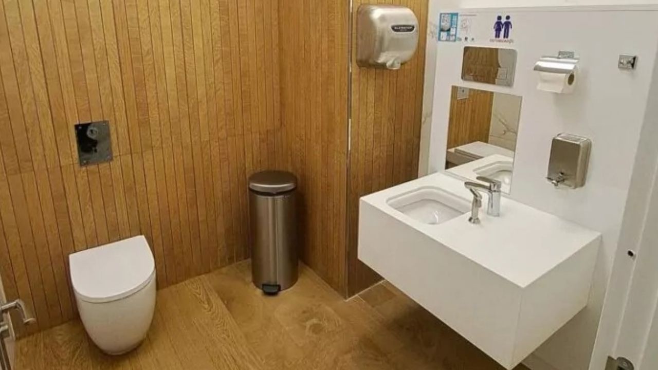 Estaciones, aeropuertos y puertos tendrán que contar con baños adaptados para personas ostomizadas
