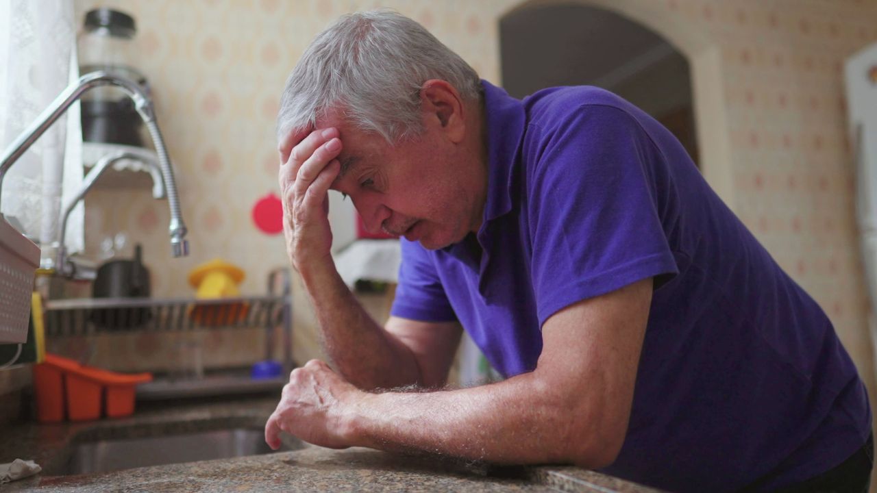 Hombre sufriendo un ictus incapacidad permanente