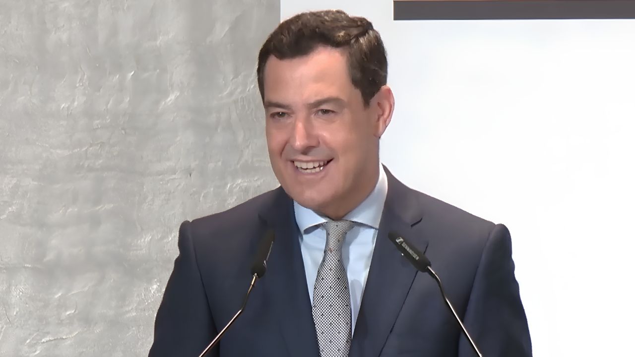Juanma Moreno anuncia una deducción del gasto del 15% por la compra de gafas y lentillas
