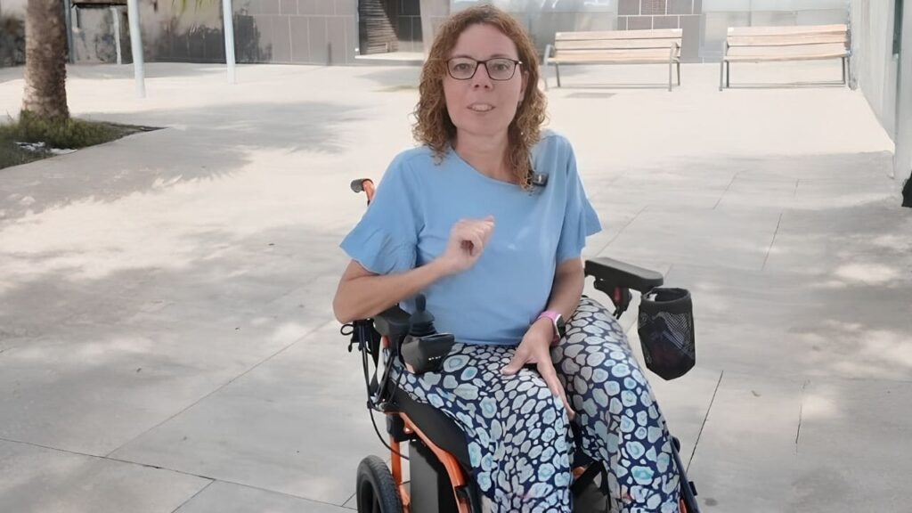 Montse Font, activista por la accesibilidad, muestra una nueva silla de ruedas eléctrica: «Pesa solo 16 kilos y se puede plegar»