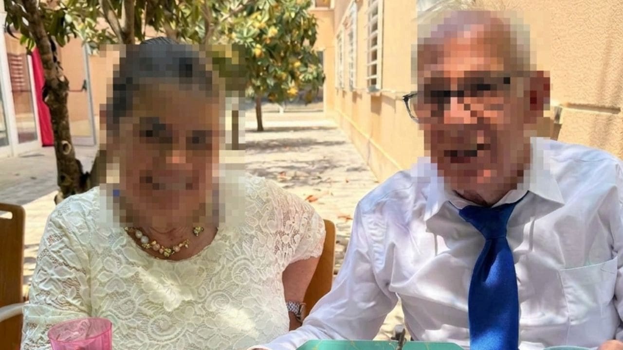Maricarmen, mujer con discapacidad afectada, junto a su pareja