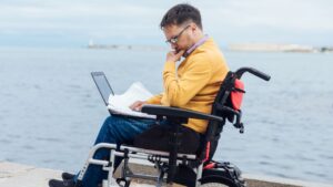 Las personas con un grado de discapacidad igual o superior al 65% podrán cobrar la pensión de orfandad en España sin límite de edad
