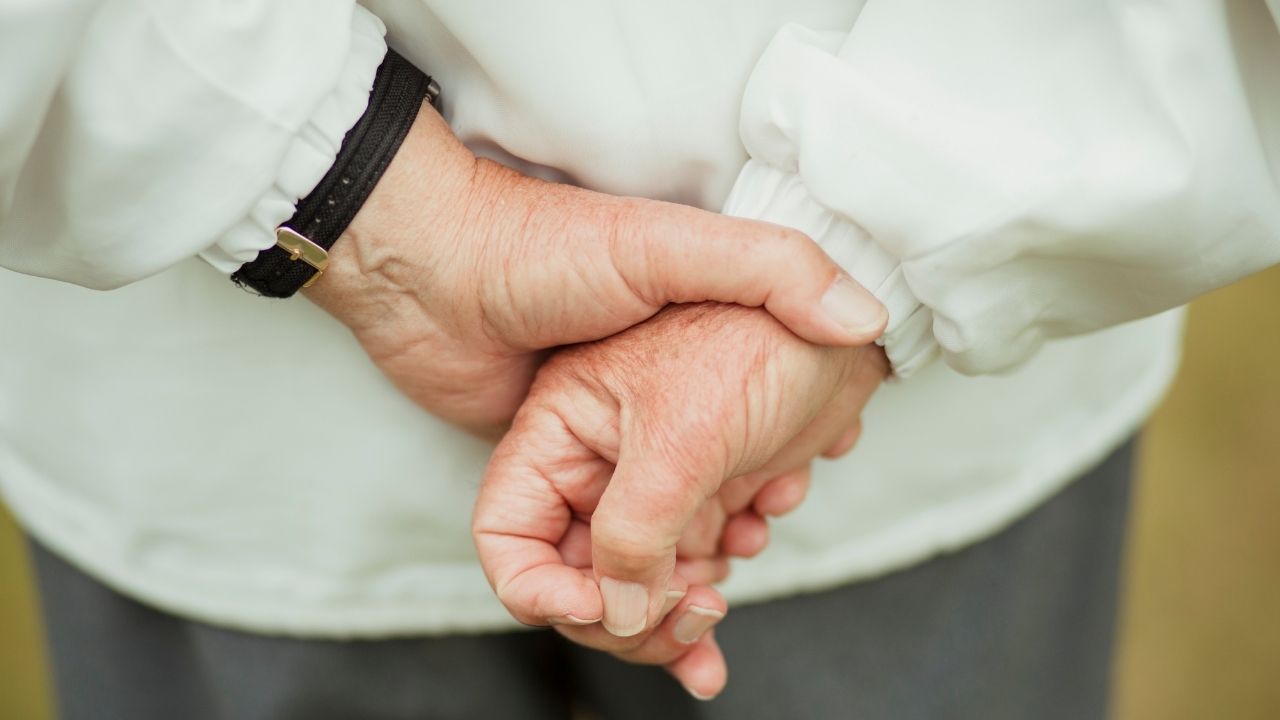 Qué significa caminar con las manos detrás de la espalda, según la psicología