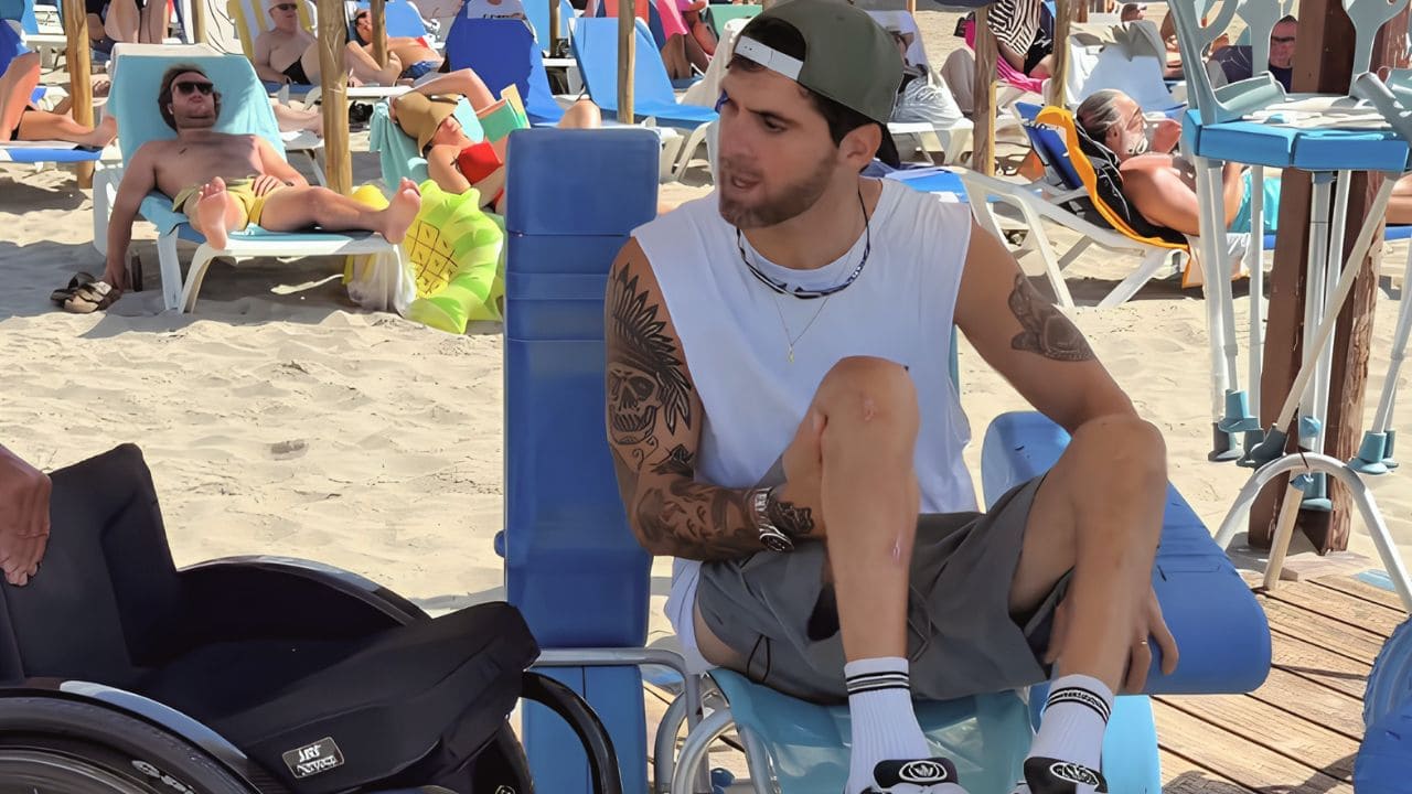 Rubén Nova muestra la accesibilidad en la playa Camp de Mar