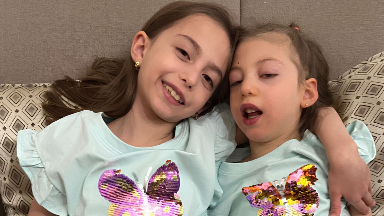 Sara junto a su hermana Valeria, con discapacidad