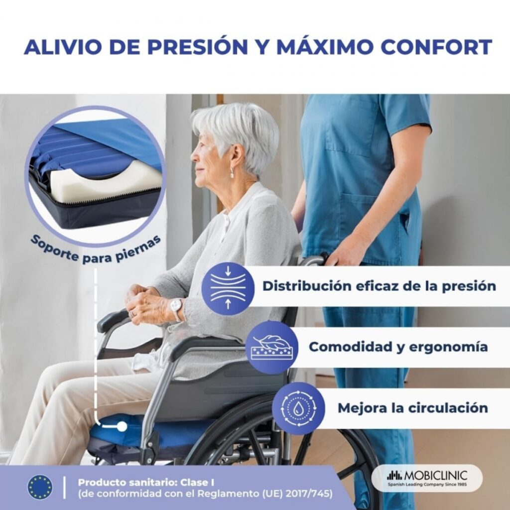 Mujer mayor sentada en una silla de ruedas sobre el cojín anti-escaras Mobiclinic de aire alternante