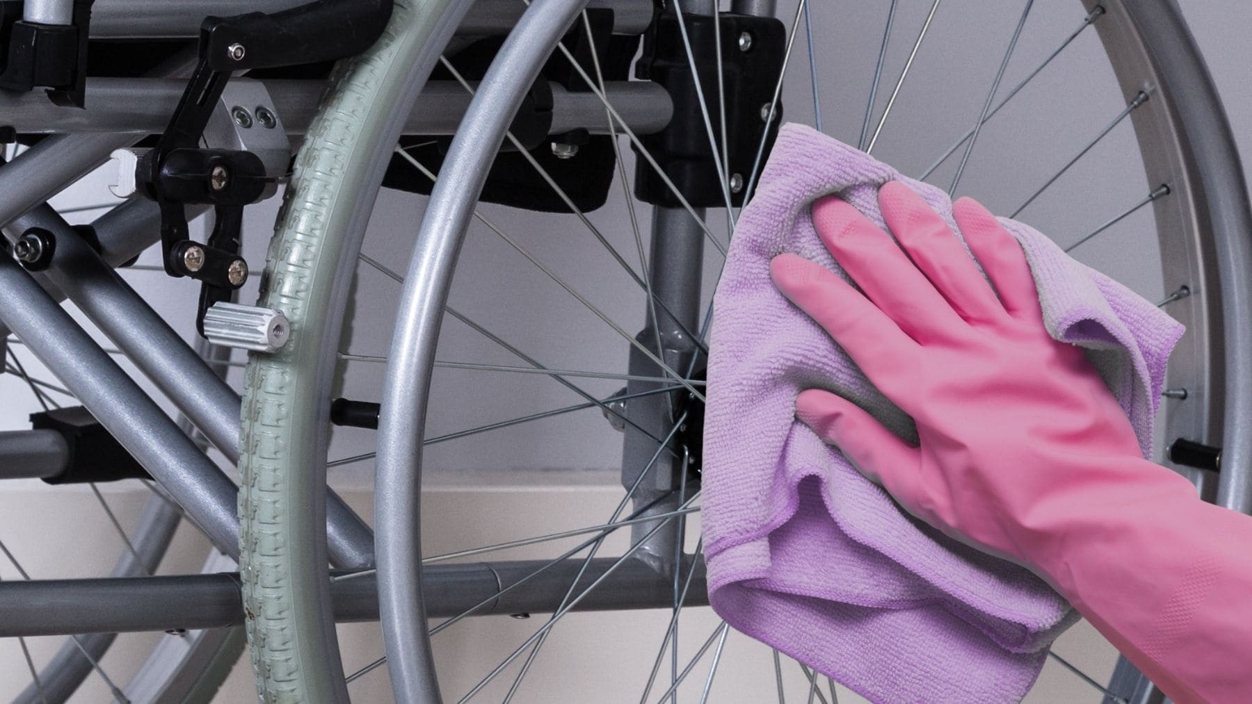 Consejos para limpiar y desinfectar una silla de ruedas