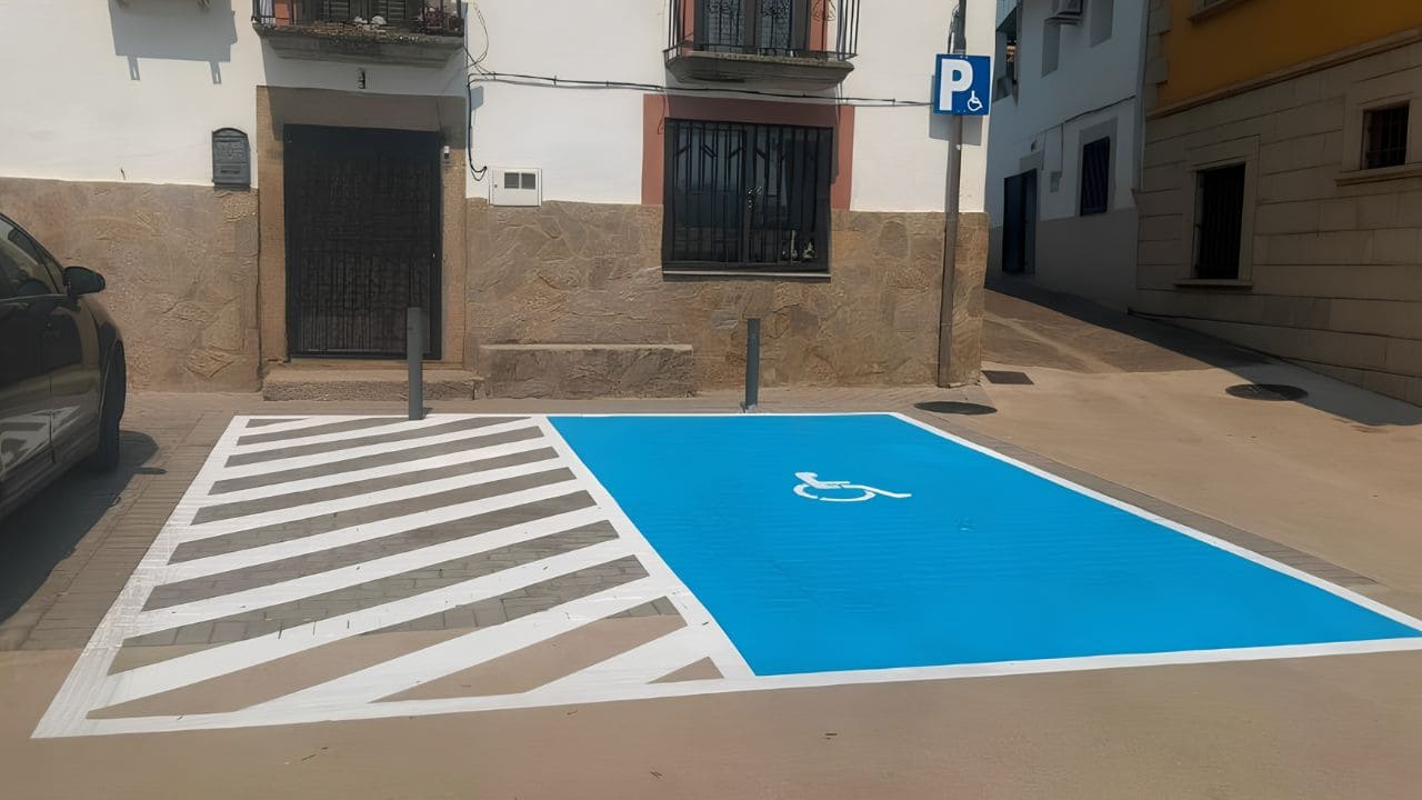 Daniel, con lesión medular y un 85% de discapacidad: «La moto no estaba en la plaza, pero me dejó sin poder bajar la rampa»