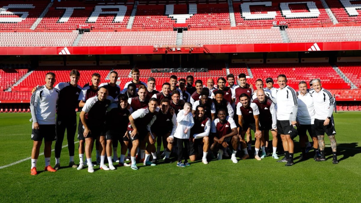 Leo, el joven sevillista con piel de mariposa que ha visitado al Sevilla FC en su día internacional: «Soy talismán para el Sevilla»